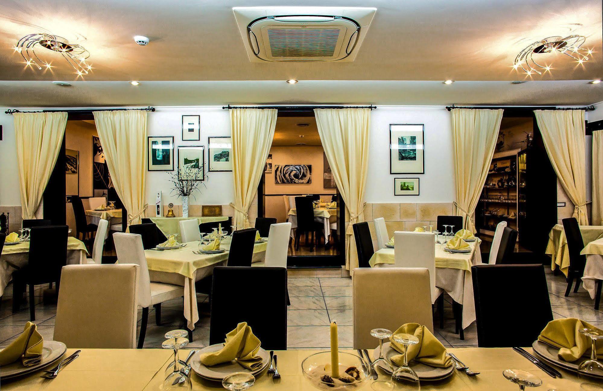 Mannu Hotel Bosa Esterno foto