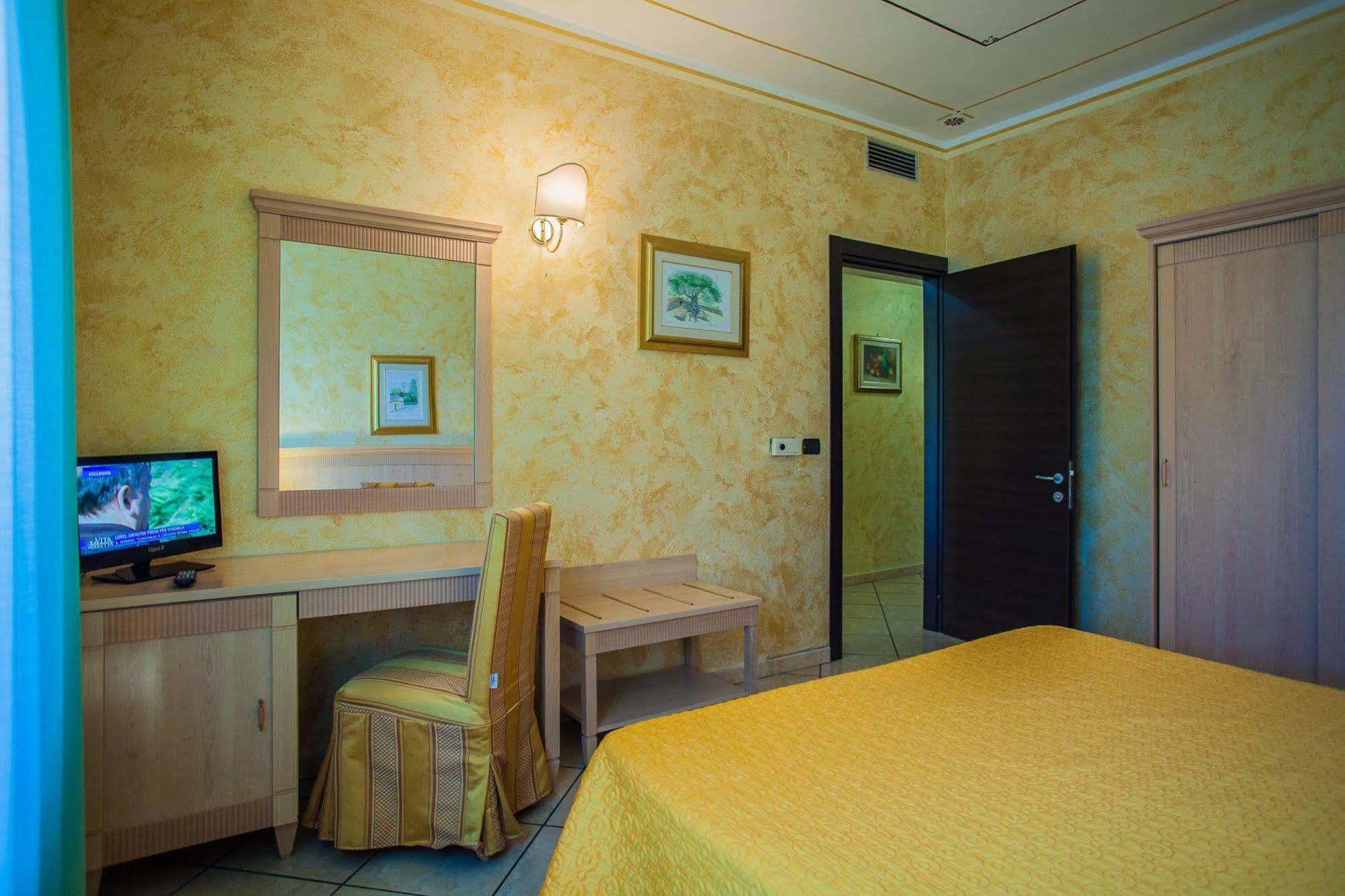 Mannu Hotel Bosa Esterno foto